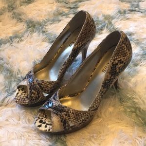 Snake print Guess heels size 8